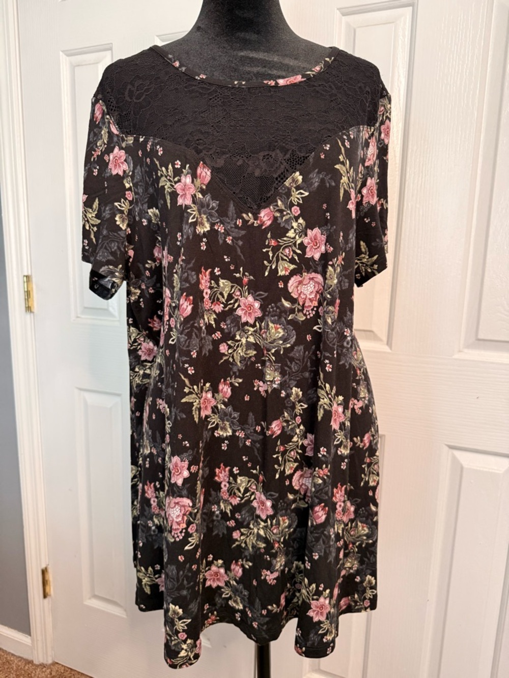 Torrid Super Soft Floral Lace Top Size 2 Plus Black Pink Boho Babydoll Tunic